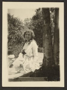 [Florence sitter med hund] av Louis Fleckenstein