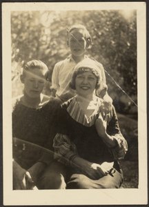 [Florence och hennes två söner] av Louis Fleckenstein