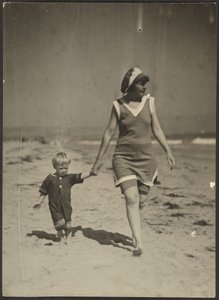 [Florence och spädbarn går på stranden] av Louis Fleckenstein
