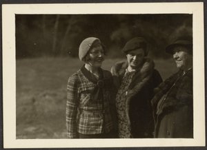 [Florence och fru Fleckenenstein med en tredje kvinna utomhus] av Louis Fleckenstein