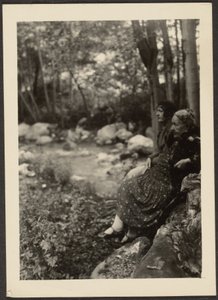 [Florence och fru Fleckenstein vid Forest Stream] av Louis Fleckenstein