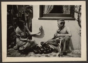 [Florence och sonen med avacado] av Louis Fleckenstein