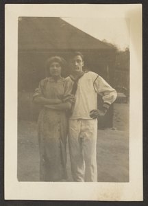 [Florence och ung man i marinuniform] av Louis Fleckenstein