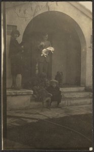 [Florens familj med husdjurskanin] av Louis Fleckenstein