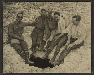 [Gruppporträtt av personer sittande vid mynningen till en vertikal grotta, San Jacinto Peak] av Louis Fleckenstein