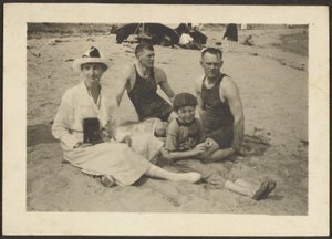 [Grupp på stranden] av Louis Fleckenstein