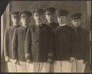 [Grupp av unga män i uniform framför gobeläng (kadetter)] av Louis Fleckenstein