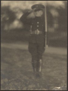 [Liten pojke i uniform] av Louis Fleckenstein