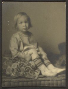 Liten flicka på en kudde av Louis Fleckenstein