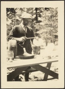 Man stående vid ett picknickbord av Louis Fleckenstein