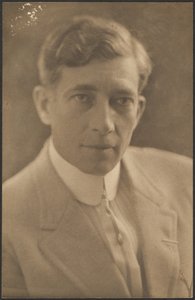 [Man i ljus kostym] av Louis Fleckenstein
