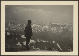 Man i bergslandskap av Louis Fleckenstein