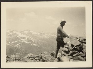 [Man i bergslandskap] av Louis Fleckenstein