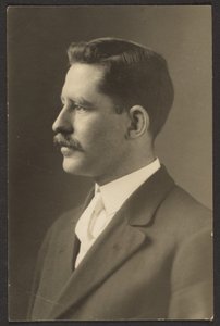 [Man med vit slips] av Louis Fleckenstein