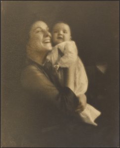 [Mamma och barn i vita klänningar] av Louis Fleckenstein