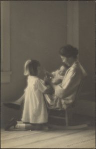 [Mamma i gungställning med barn] av Louis Fleckenstein