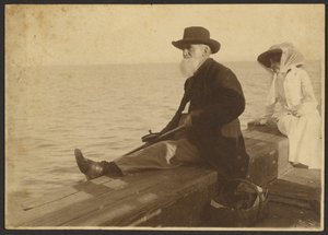 Gammal man och kvinna som ser på havet av Louis Fleckenstein