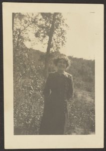[Porträtt av Florence utanför] av Louis Fleckenstein