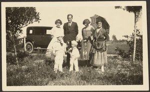 [Porträtt av Florens familj utanför med bil] av Louis Fleckenstein