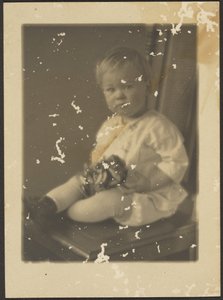 [Porträtt av en baby] av Louis Fleckenstein