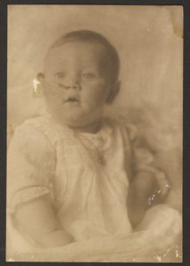 [Porträtt av en baby i spetsklänning] av Louis Fleckenstein