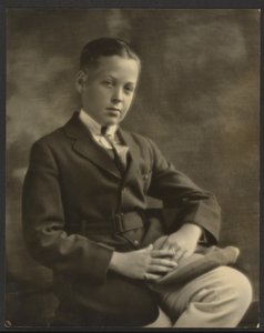 [Porträtt av en pojke med mössa på knäet] av Louis Fleckenstein