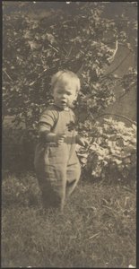 [Porträtt av ett barn i trädgården] av Louis Fleckenstein