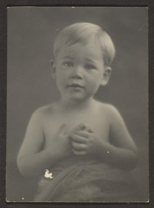 Porträtt av en liten pojke i draperat tyg av Louis Fleckenstein