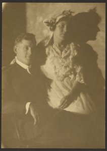 [Porträtt av en man och en kvinna med blommig hatt] av Louis Fleckenstein