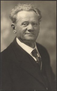 [Porträtt av en man i svartrandig kostym] av Louis Fleckenstein