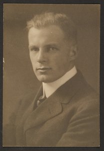 [Porträtt av en man med hårklippning] av Louis Fleckenstein
