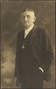 [Porträtt av en man med utsmyckat klockarmband] av Louis Fleckenstein