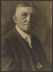 [Porträtt av en man med fickur] av Louis Fleckenstein