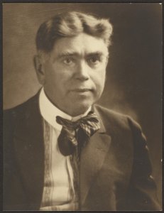 [Porträtt av en man med randig slips] av Louis Fleckenstein