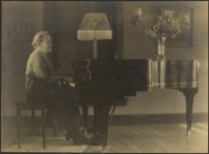 [Porträtt av en kvinna sittande vid pianot] av Louis Fleckenstein