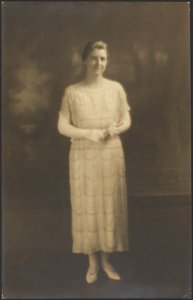 [Porträtt av en kvinna i armbågshandskar] av Louis Fleckenstein