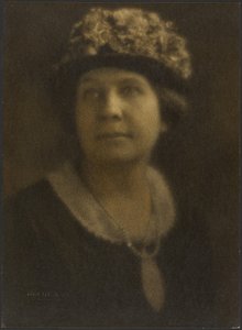 [Porträtt av en kvinna med blommig hatt] av Louis Fleckenstein