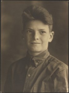 [Porträtt av en ung pojke i skjorta med knappar] av Louis Fleckenstein