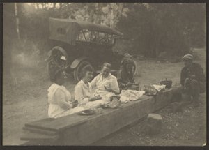 [Picknickscen vid vägkanten] av Louis Fleckenstein