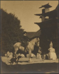 [Ruth Comfort Mitchell framför sitt hem, Yung See San Fong House, Los Gatos] av Louis Fleckenstein