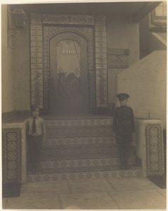 [Två pojkar framför Fleckensteins studio i Long Beach, Kalifornien] av Louis Fleckenstein