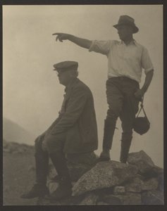 [Två män som tittar åt vänster, Old Baldy Peak] av Louis Fleckenstein