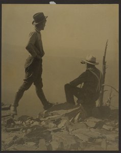 [Två män som blickar ut i fjärran (möjligen Old Baldy Peak)] av Louis Fleckenstein