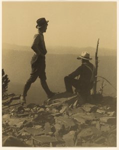 Två män som blickar ut i fjärran (möjligen Old Baldy Peak) av Louis Fleckenstein