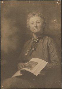 [Woman Holding Magazine] av Louis Fleckenstein