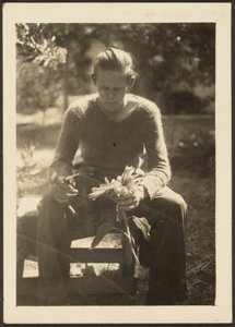 [Kvinna som håller solrosor] av Louis Fleckenstein