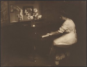 [Kvinna som spelar piano] av Louis Fleckenstein