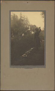 [Kvinna som vinkar i skogen] av Louis Fleckenstein