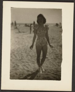 [Kvinna i bikini] av Louis Fleckenstein