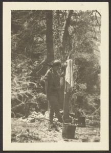 [Kvinna in med hinkar i skogen] av Louis Fleckenstein